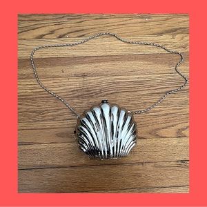 Silver clam shell purse/clutch
